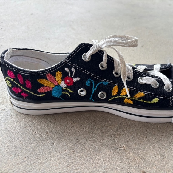 Mexican Embroidered Converse Size 8.5 Never Worn - Picture 5 of 8